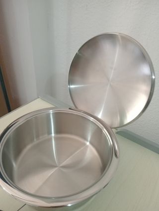 ,.OLLA AMC. 2 LITROS DIAM. 23,5 CM. ALTA 8,5 CM.