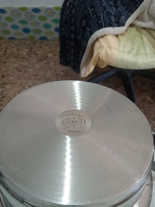 ,.OLLA AMC. 2 LITROS DIAM. 23,5 CM. ALTA 8,5 CM.