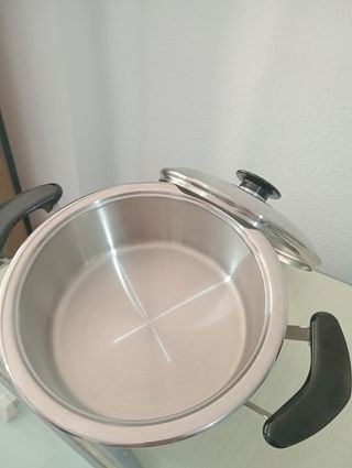 ,.OLLA AMC. 2 LITROS DIAM. 23,5 CM. ALTA 8,5 CM.