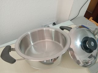 ,.OLLA AMC. 2 LITROS DIAM. 23,5 CM. ALTA 8,5 CM.