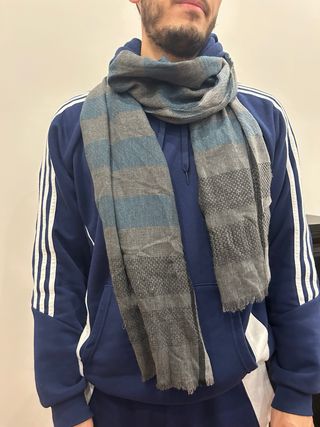 Sciarpa leggera uomo a righe grigie e azzurro
