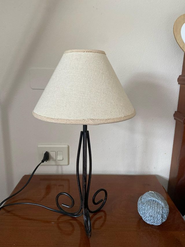 Lámpara mesita de noche.