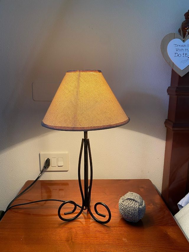 Lámpara mesita de noche.