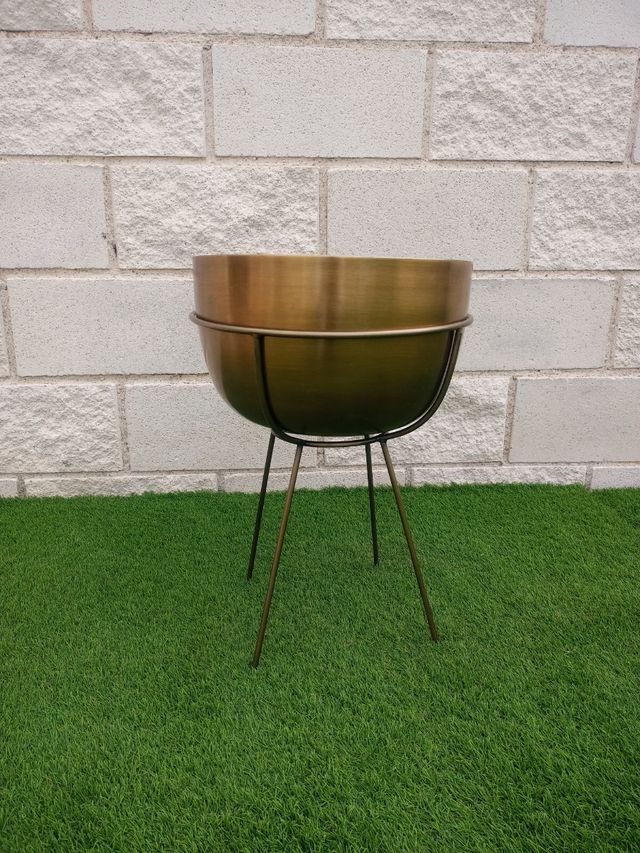 Jardinera Zara home.