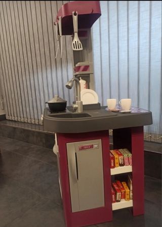 Cocinita de juguete y comiditas de regalo