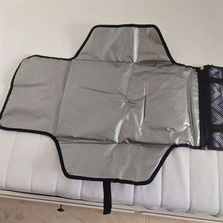 Cambiador portátil plegable para bebé.