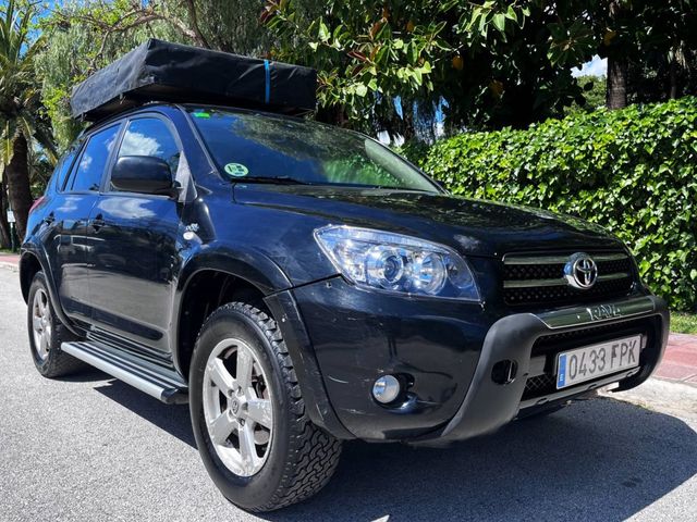 Toyota Rav4 2.2 D-Cat 4x4 Premium 177 CV manual.