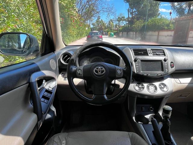 Toyota Rav4 2.2 D-Cat 4x4 Premium 177 CV manual.
