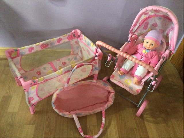 Coche, cuna, portabebé y bebé.