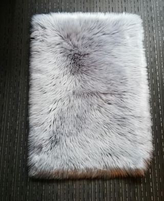 Alfombra pelo gris 60x 90, nueva, super gustosa.