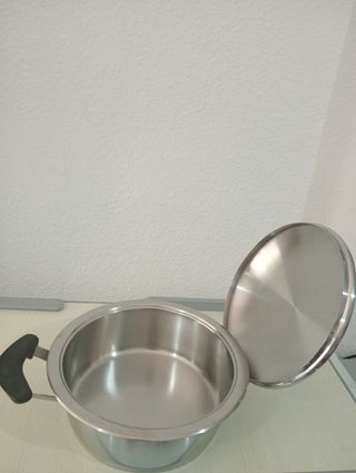 ,.OLLA AMC .CABEN 2 LITROS. DIÁM. 23,5 C. ALTA 8,5