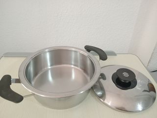 ,.OLLA AMC .CABEN 2 LITROS. DIÁM. 23,5 C. ALTA 8,5