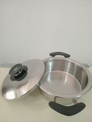 ,.OLLA AMC .CABEN 2 LITROS. DIÁM. 23,5 C. ALTA 8,5