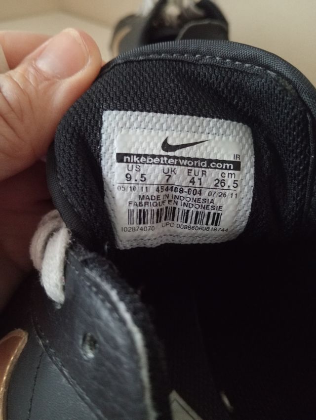 Zapatillas Nike negro y dorado