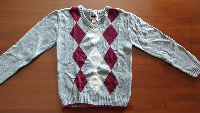 3 Jerseys de niño talla 7 y una chaqueta.