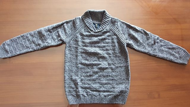 3 Jerseys de niño talla 7 y una chaqueta.