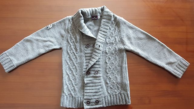 3 Jerseys de niño talla 7 y una chaqueta.