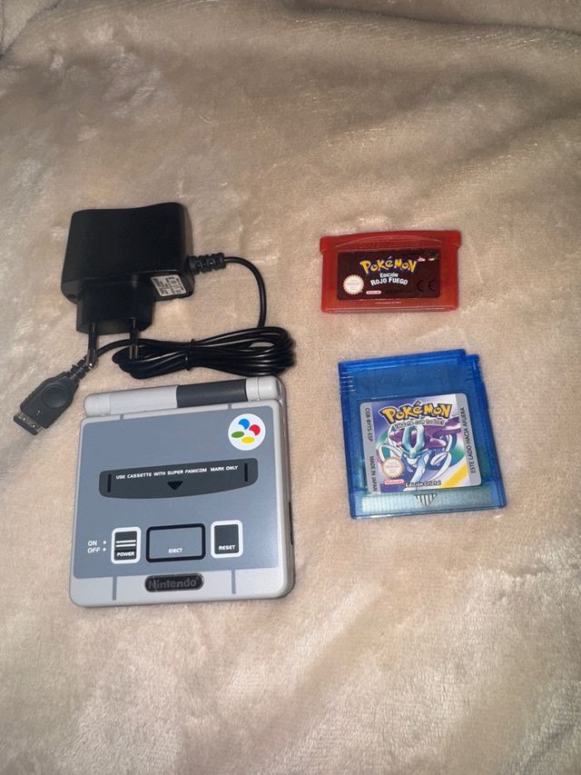 Game boy sp con Pokémon Cristallo e Rosso Fuoco