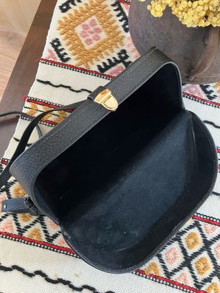 Bolso de piel negro versátil