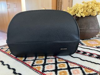 Bolso de piel negro versátil