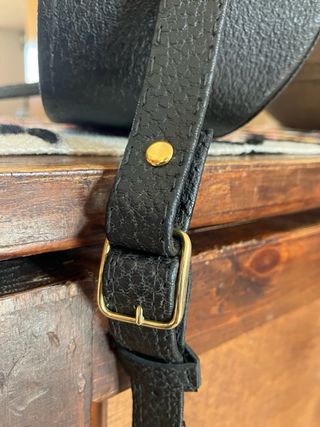 Bolso de piel negro versátil