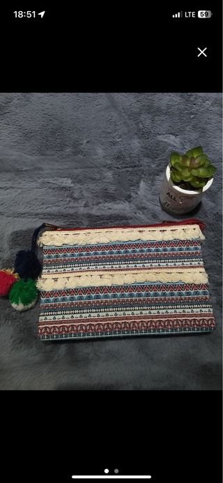 Cartera roja y azul bordada