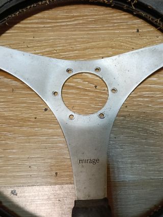 Volante clásico Mirage para restaurar.