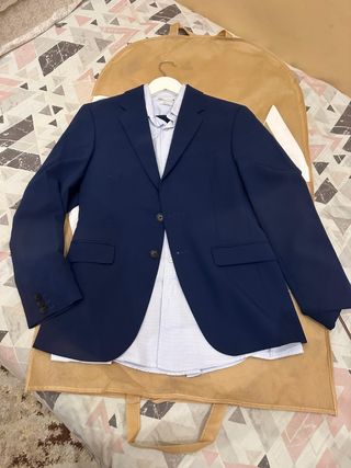 Un traje de color Azul Marino 