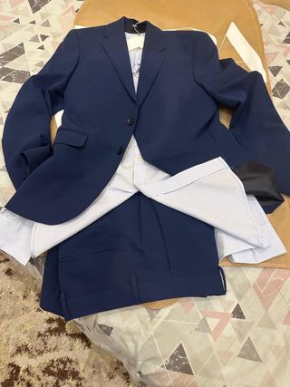 Un traje de color Azul Marino 