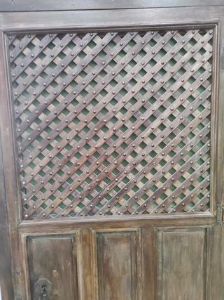 Puerta antigua con llave