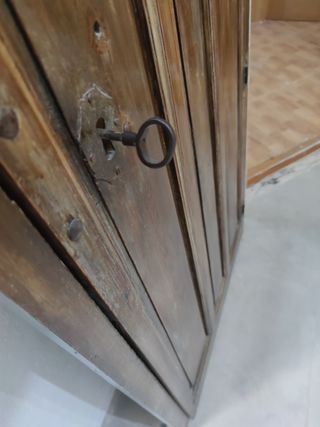 Puerta antigua con llave
