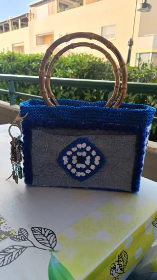 Borsa in jeans e cotone fatta a mano all'uncinetto