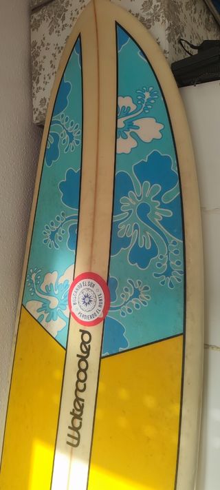 tabla de surf  con funda incluida de color gris.