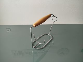 BOTELLERO METÁLICO.