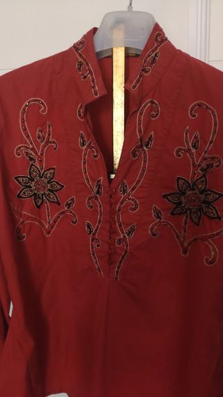 Blusa granate con pedrería talla M