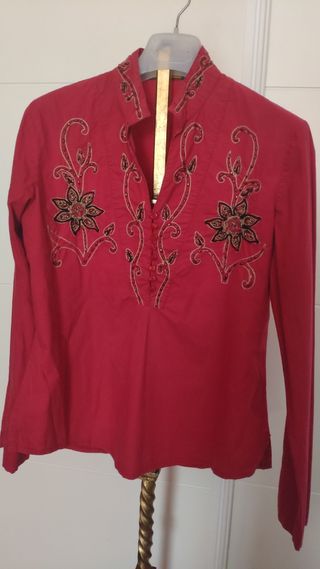 Blusa granate con pedrería talla M