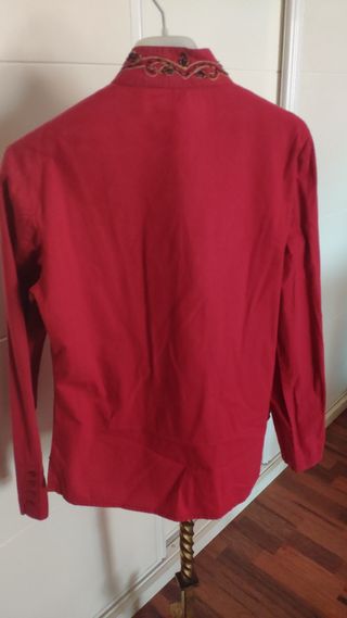 Blusa granate con pedrería talla M