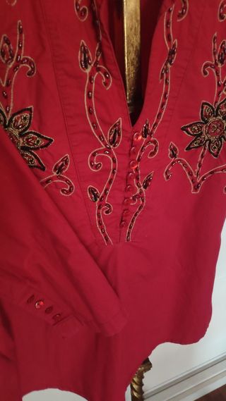 Blusa granate con pedrería talla M