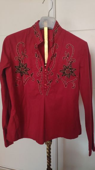 Blusa granate con pedrería talla M
