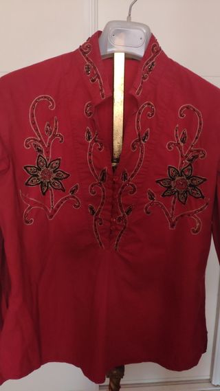 Blusa granate con pedrería talla M