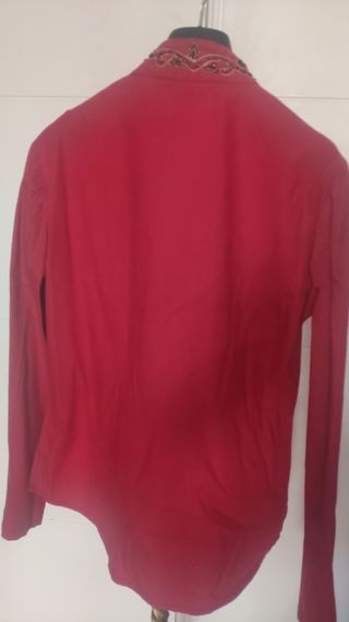 Blusa granate con pedrería talla M