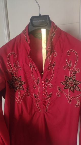 Blusa granate con pedrería talla M