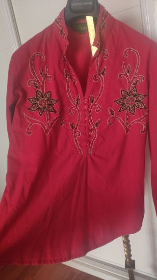 Blusa granate con pedrería talla M