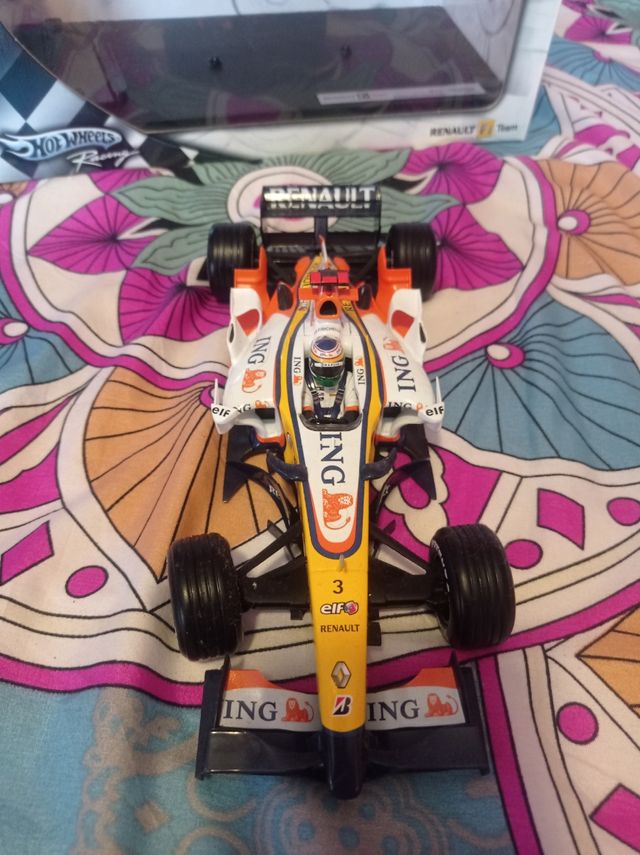 Renault R27 a escala 1 18