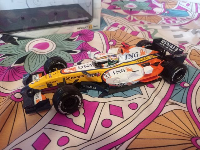 Renault R27 a escala 1 18