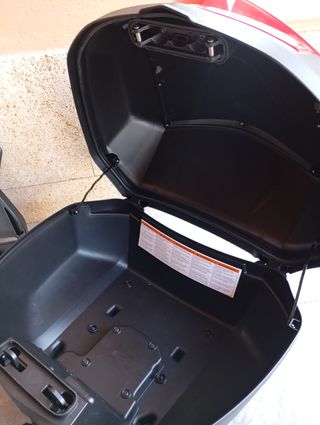 Maleta 39l y anclajes Yamaha tmax560 