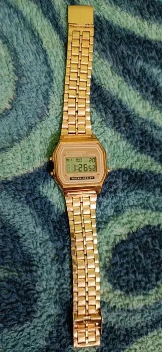 Montre rose doré waterproof genre casio