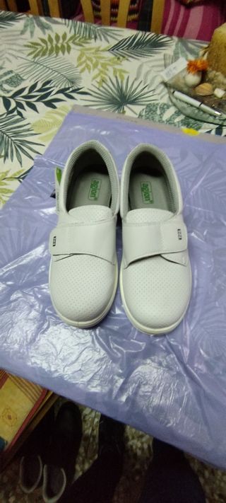 Zapatos de trabajo blancos.
