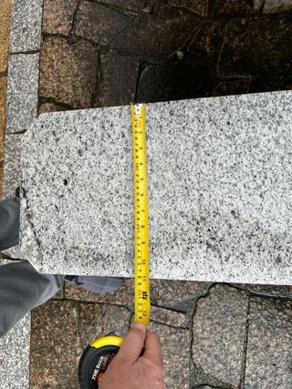 Mesa y 2 bancos de granito mondariz pulido