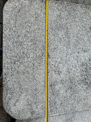 Mesa y 2 bancos de granito mondariz pulido